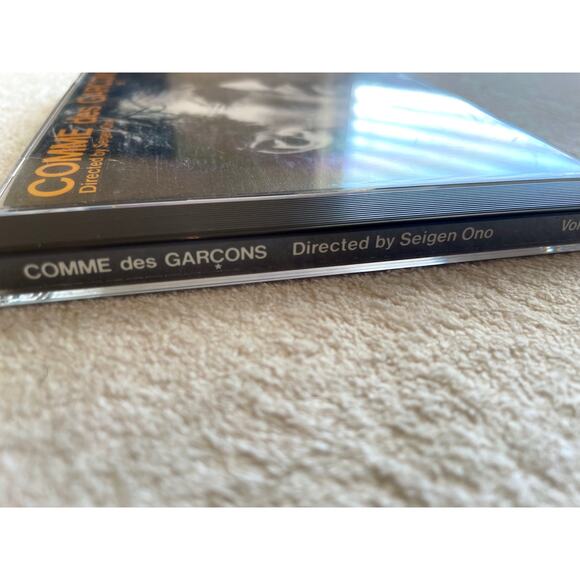 Comme does garçons Directed by Seigen One - Picture 3 of 3